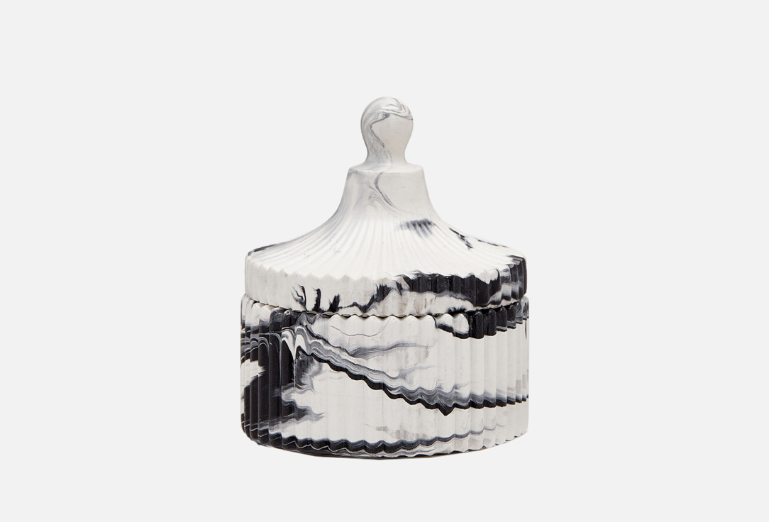 Изображение товара Ароматическая свеча черно-белая Petite Grape & Lemongrass 24.GRAMS Россия