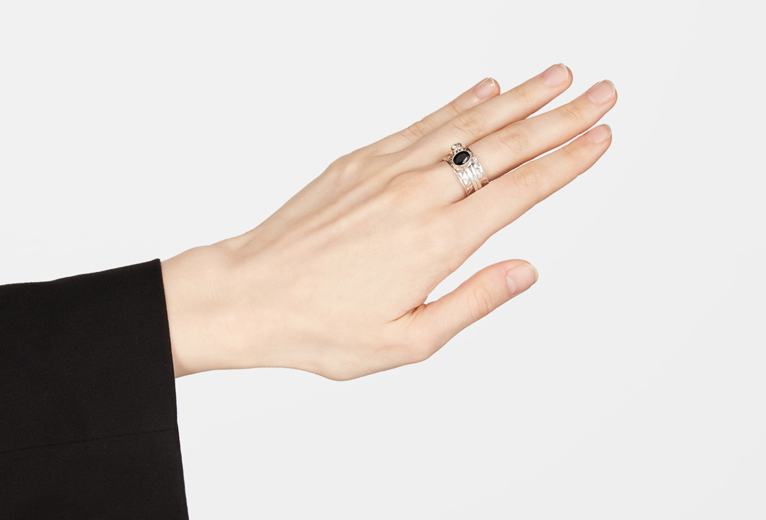 

Кольцо серебряное-механизм ISLAND SOUL, С овальной чёрной шпинелью фасет и белым топазом 18 мл