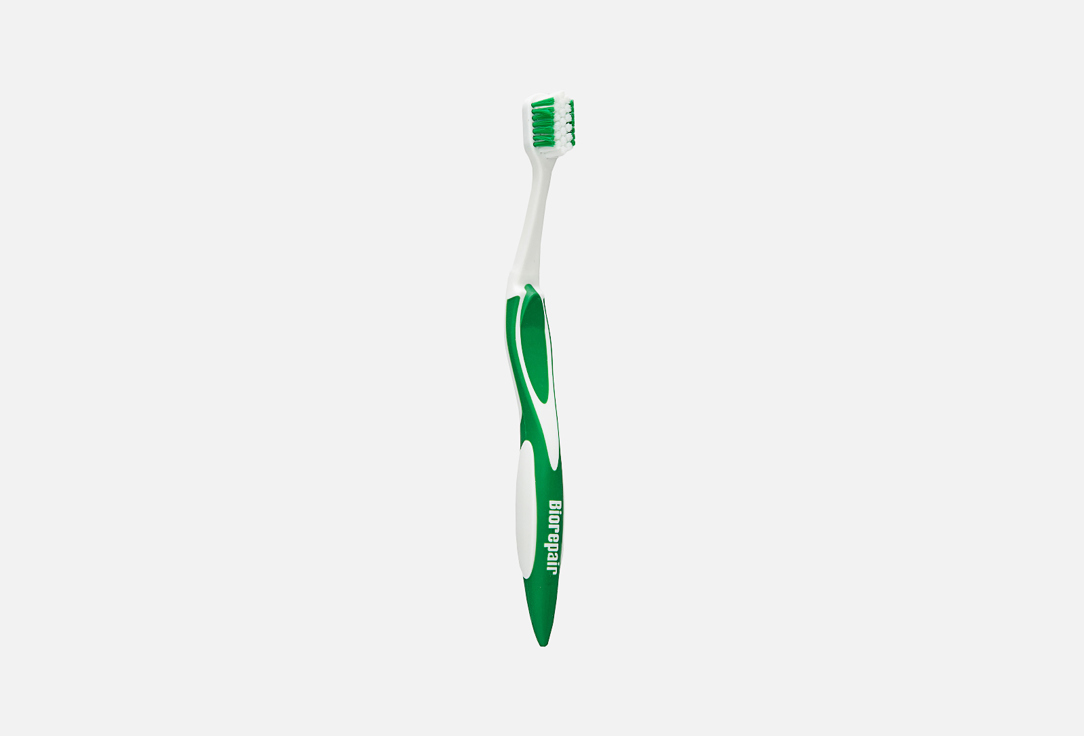 Зубная щетка средней жесткости BIOREPAIR CURVE Protezione Totale, зеленая 1 шт зубная щетка изогнутая для комплексной защиты curve protezione totale в ассортименте