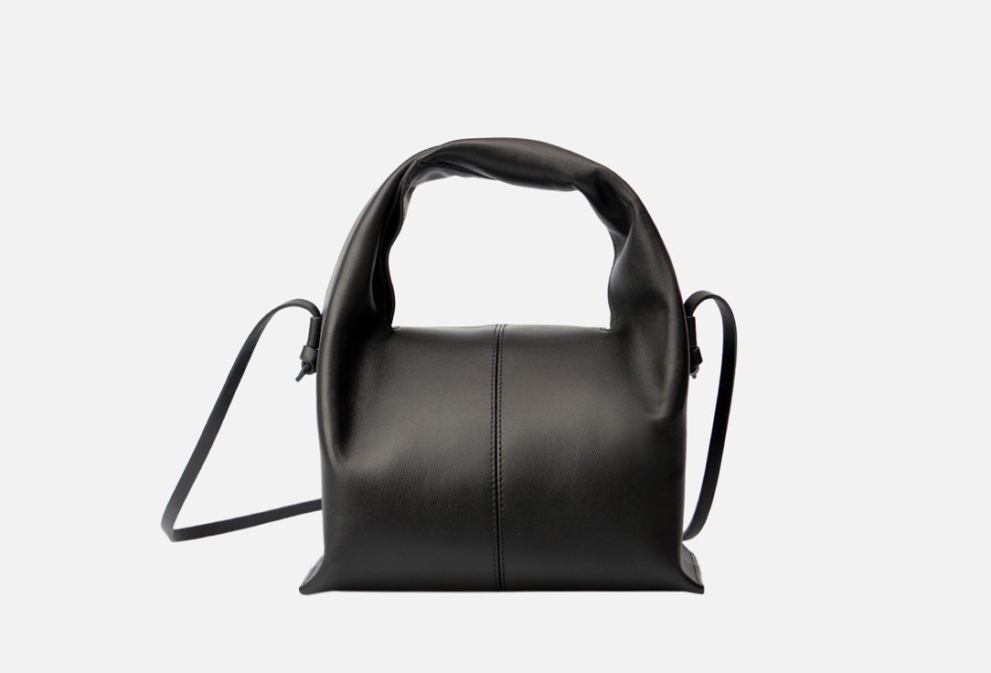 Изображение товара Мини черная сумка-хобо из натуральной кожи с перекрученной ручкой