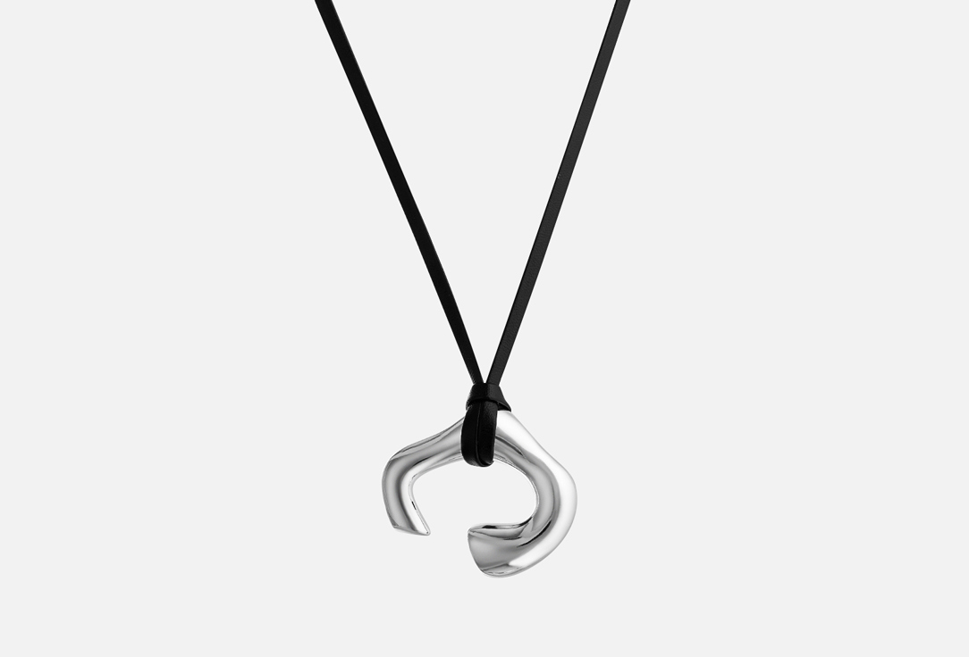 Изображение товара Кулон coshi Omega для женщин серебристый на эко-кожаном шнурке 470 мм