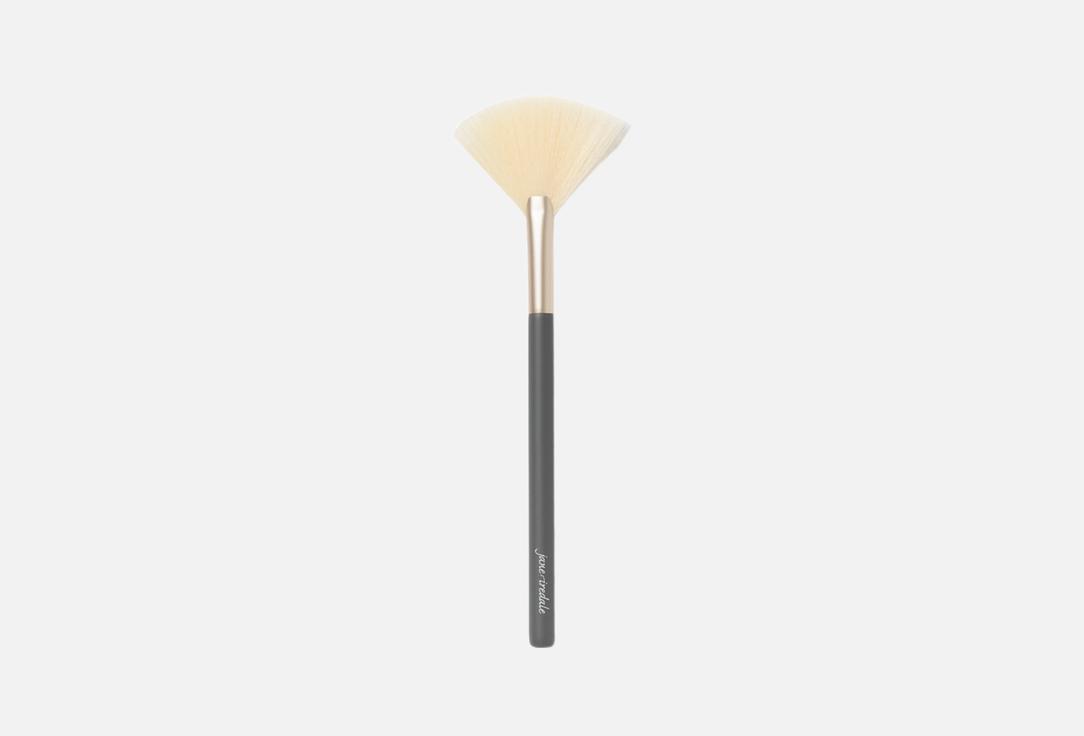 Изображение товара Кисть для румян JANE IREDALE Fan brush для пудры бронзеров и хайлайтера