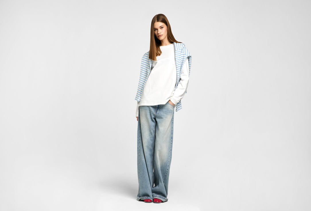 Изображение товара Лонгслив Finik Daisy для женщин белый оверсайз из хлопка и эластана