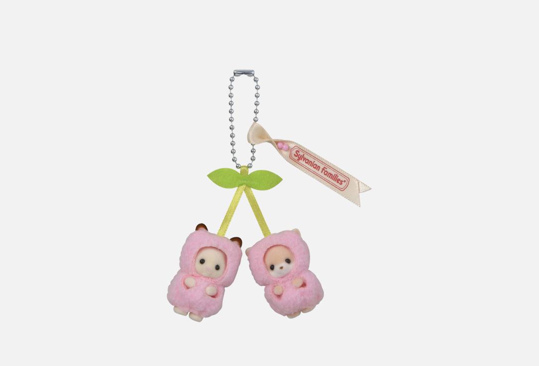 Изображение товара Брелок Sylvanian Families Малыши в костюмах вишни