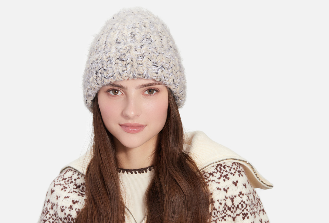 Изображение товара Объемная ручная шапка с отворотом из буклированной пряжи для зимы