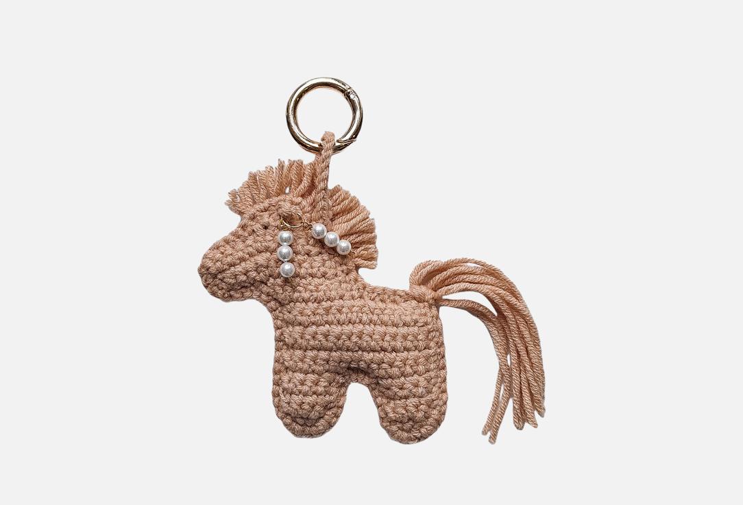 

Брелок MIRÚSHKA, Бежевый, Лошадка с сережками