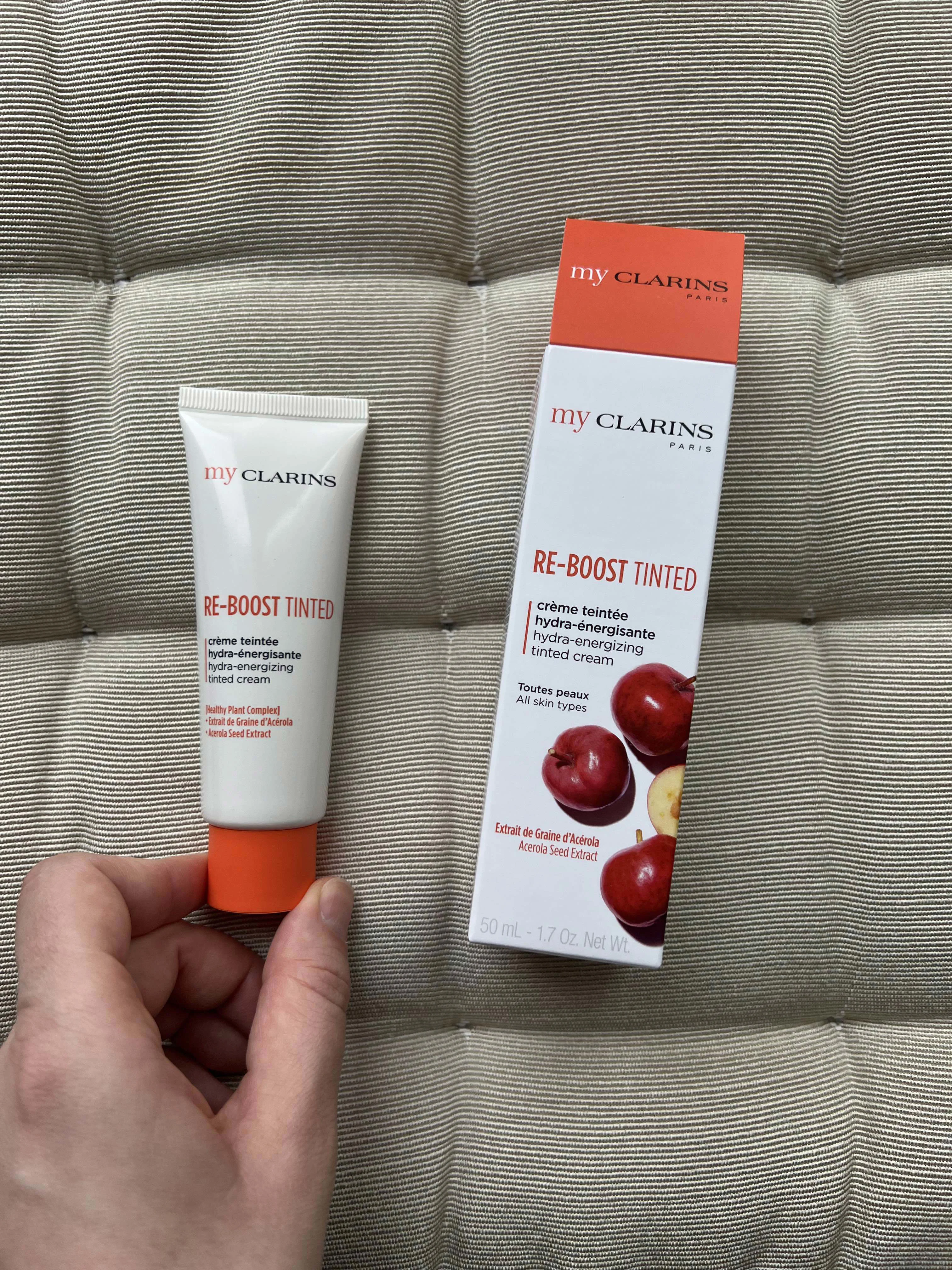 хорошо смешивается с clarins everlasting youth флюидом и покрытие держится дольше. 