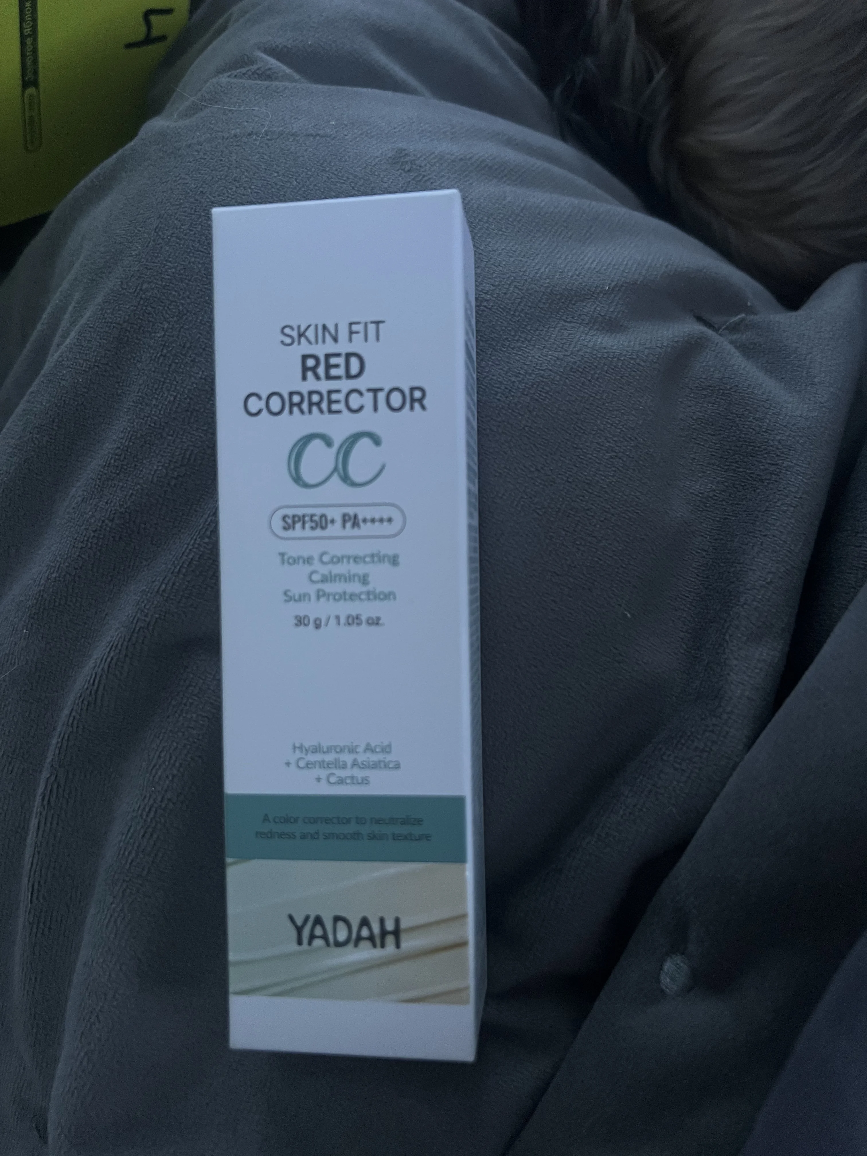 YADAH Skin Fit Red Corrector - отличный корректирующий крем для лица SPF 50+, который увлажняет, выравнивает тон кожи и скрывает покраснения. Легкая формула, хорошо впитывается, не липкая. Подходит для защиты от солнечных лучей и улучшения цвета лица. Рекомендую!