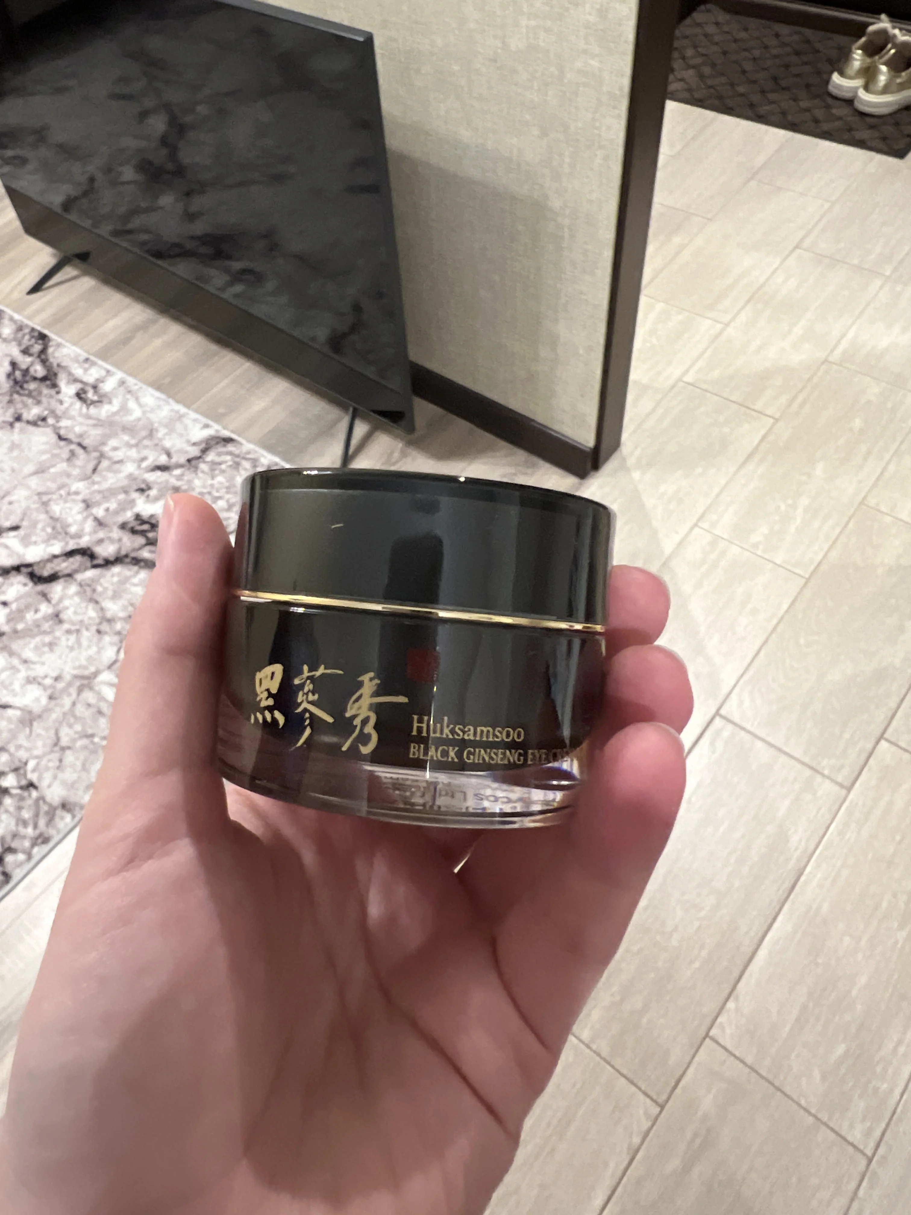 люблю тяжелый люкс по типу la prairie, mbr, но всегда хочется иметь в арсенале хороший базовый кремчик за более демократичную цену. Купила этот по отзывам, многие пишут, что очень жирный. Я как обладатель сухой и тонкой кожи как раз ищу эту особенность в креме для области вокруг глаз. Мои ожидания оправдались, он прям идеален для сухой кожи. Увлажняет, подсвечивает, после нанесения создает как будто влажную вуаль на коже, очень нравится эта особенность. Рекомендую этот крем исключительно для сухой, тонкой кожи. Жирному типу не подойдет никак вообще, будет как сало для вас 