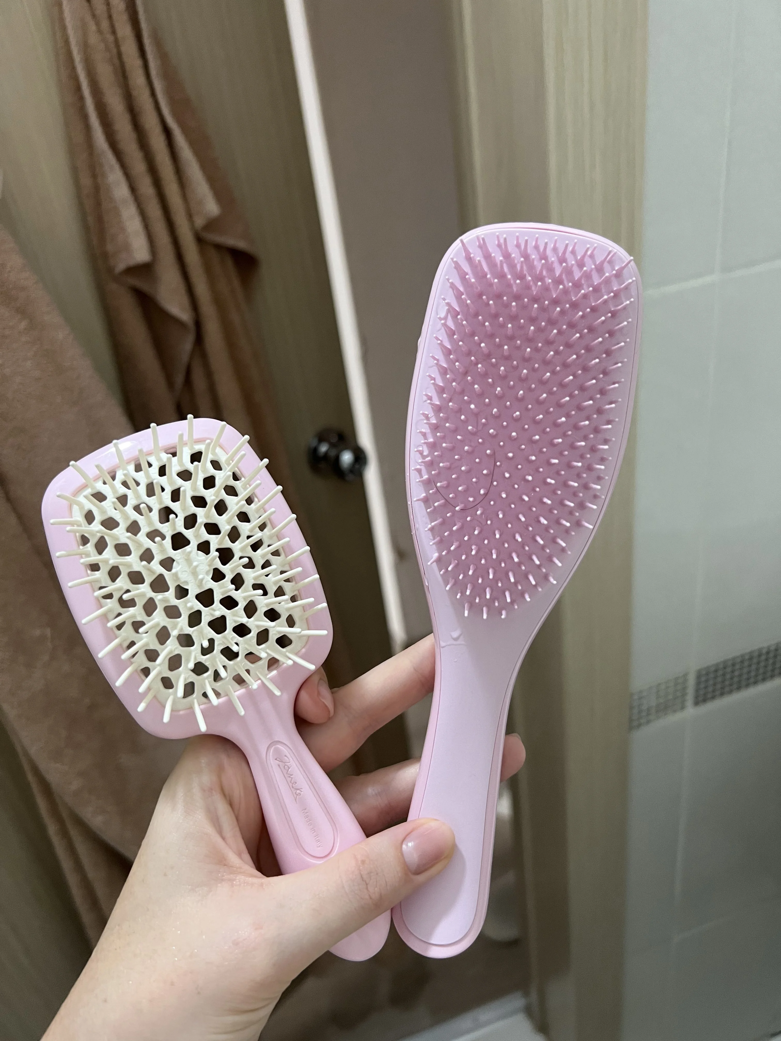 если выбирать между ней и janeke, вторая явно проиграла. tangle teezer мои волосы не дерет и не магнитит, но зато зубчики более острые, возможно не подойдет людям с чувствительной кожей головы