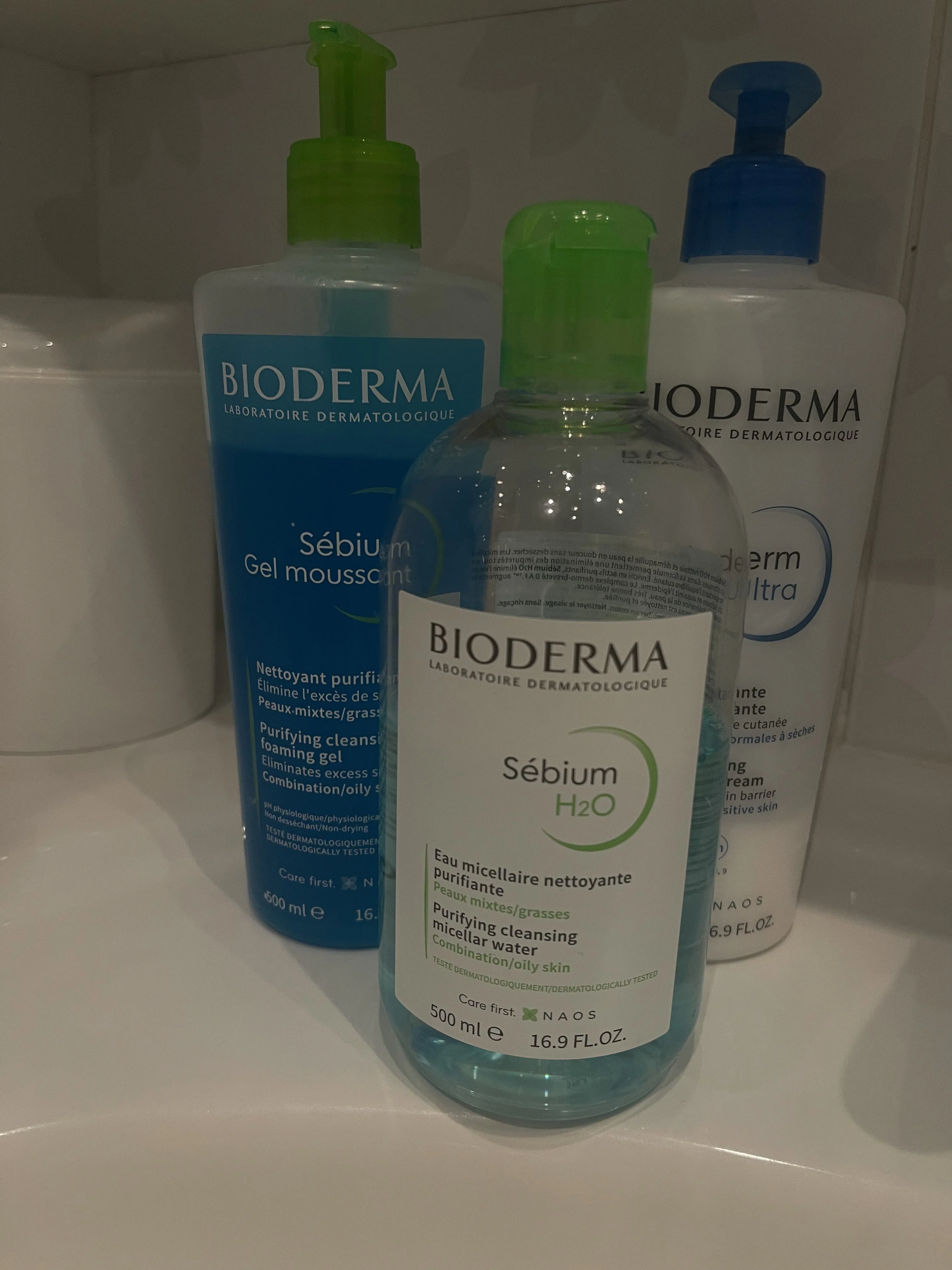 Топ моих комбо для идеальной кожи:
1. Мицелярная вода Bioderma
2. Очищающий гель Bioderma
3. увлажняющий крем Bioderma
Благодаря этим трем продуктам, моя кожа в прекрасном состоянии, без прыщей и тд, а также, очищающий гель хорошо справляется с черными точками (но не убирает их полностью).