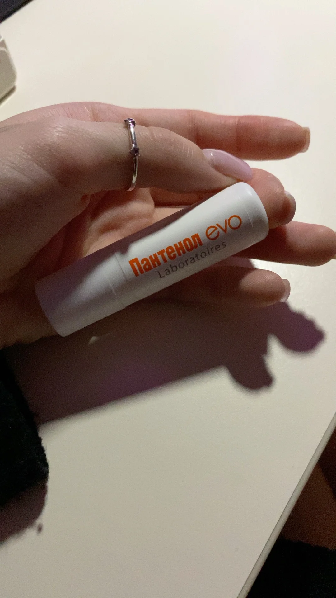 Хорошенький!! На упаковку можно забить, ведь цена оправдана) Сверхъестественного не будет, то есть, если у вас уже допустим треснули губки, то он вряд ли поможет, нужно что то помасленнее, но именно с защитой отлично справляется)