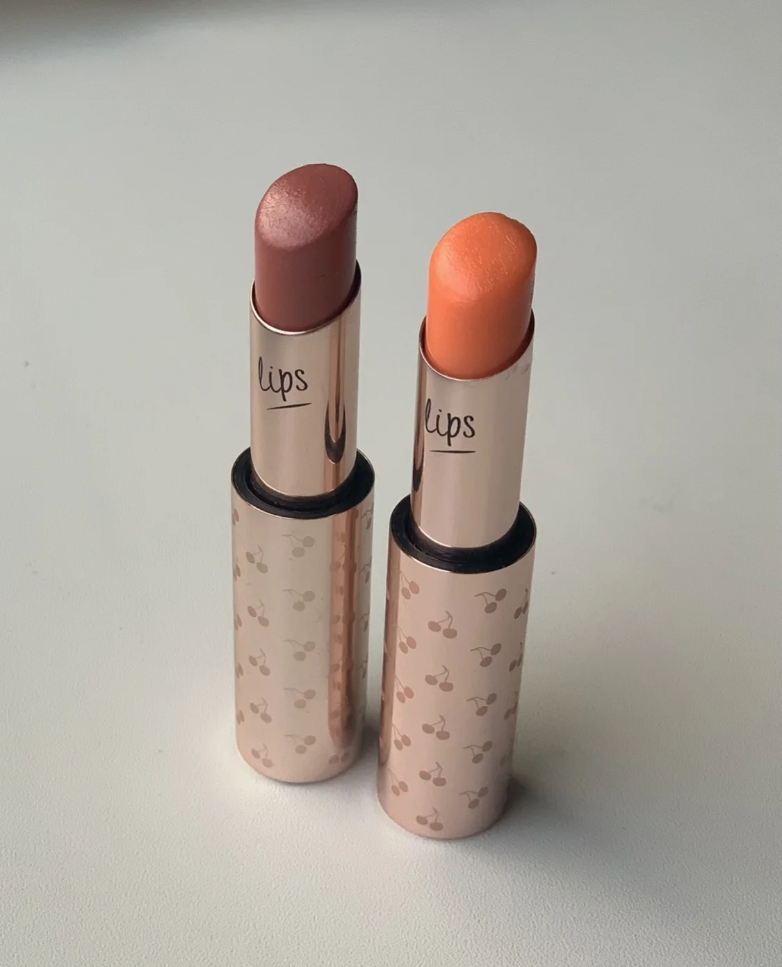 Взяла в двух оттенках: 03 Pink nude и 02 Peach.   03 чуть наслаивается, если хочется оттенка поярче. После впитывания бальзама остаётся слегка уловимый розовый тинт. На мой взгляд, оттенок универсальный, на любой случай)   02 практически не виден на моих губах (от природы насыщенный цвет). Но для меня это было ожидаемо) Поэтому этот оттенок просто придает губам более увлажненный, ухоженный вид и каплю теплого подтона. 