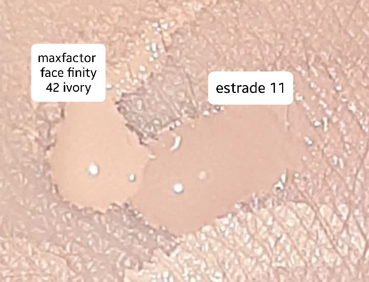 брала как альтернативу max factor, но оттенок оказался заметно темнее (на фото вспышка достаточно хорошо отбелила, в реале разница кажется колоссальной, с учетом того, что 42 оттенок не самый светлый у maxfactor)