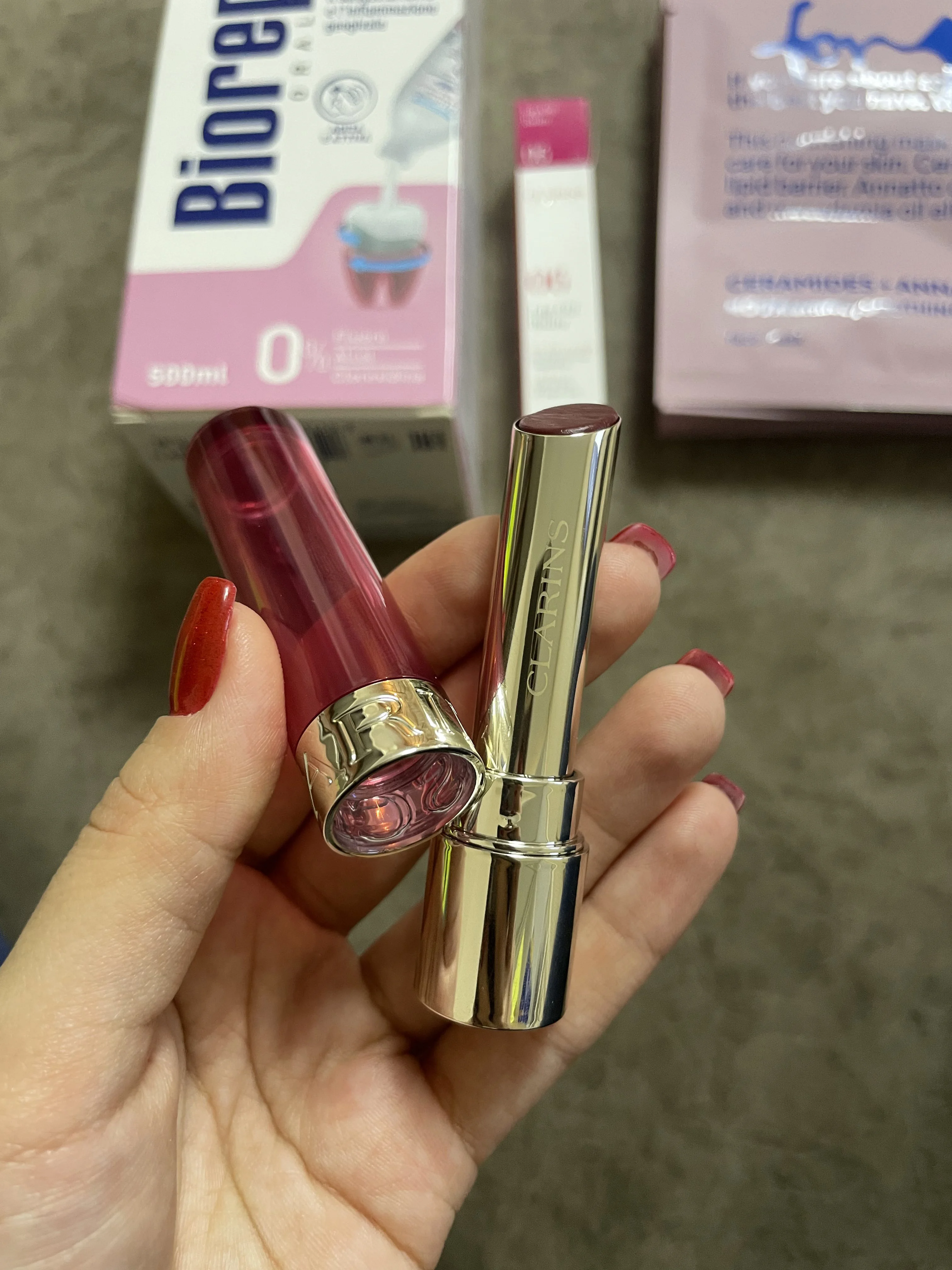 lip perfector лучше и на дольше увлажняет на мой взгляд