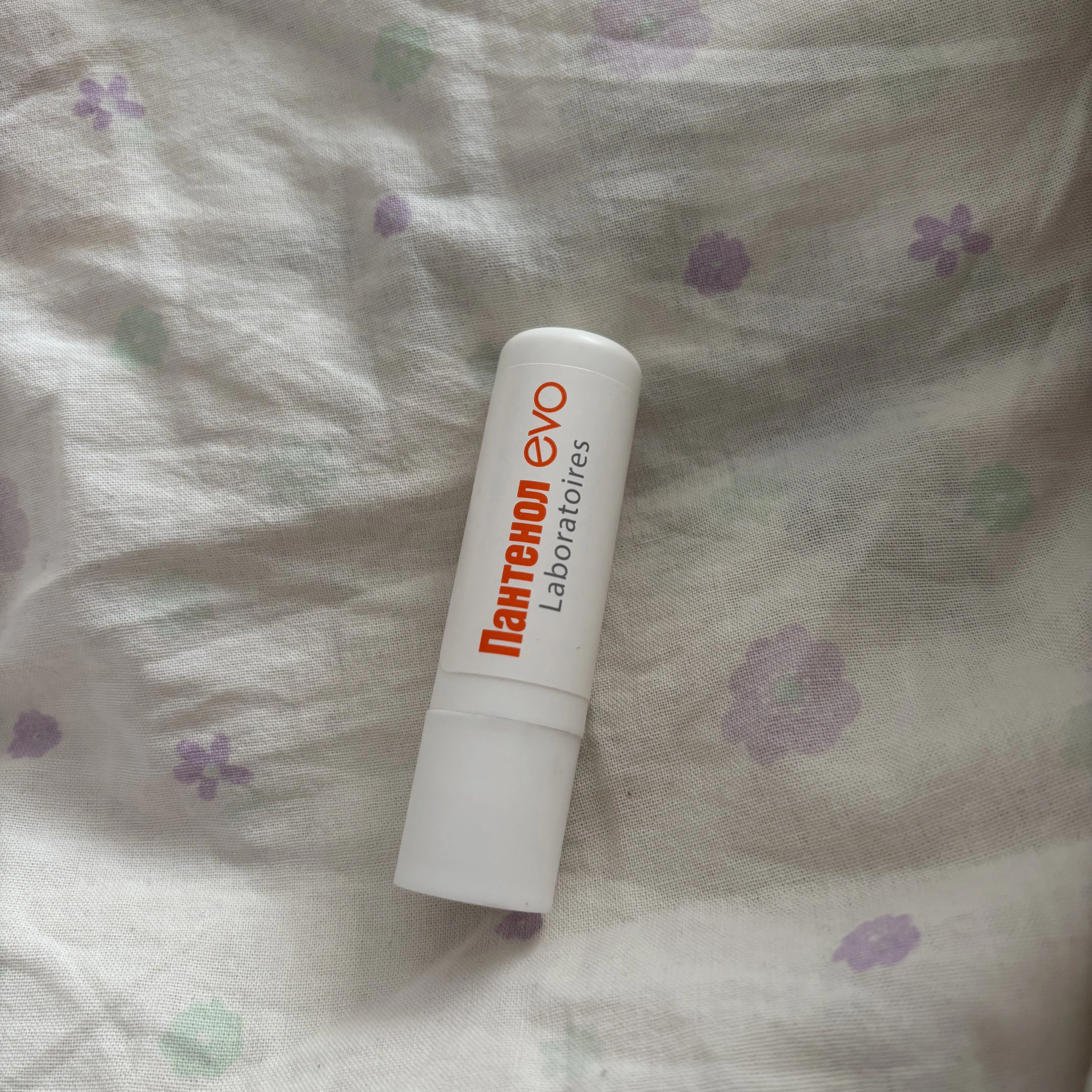 Очень хороший бальзам, увлажняет лучше многих люксовых бальзамов. Имеет ненавязчивый запах. 